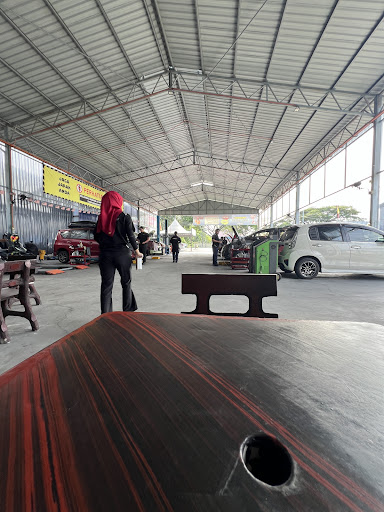 Pusat Servis Kereta Iridium Meru